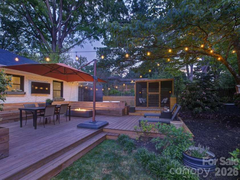1419 Redcoat Drive, Charlotte, NC 28211.  MLS# CAR4375138, YatesRealty ID 18024. 