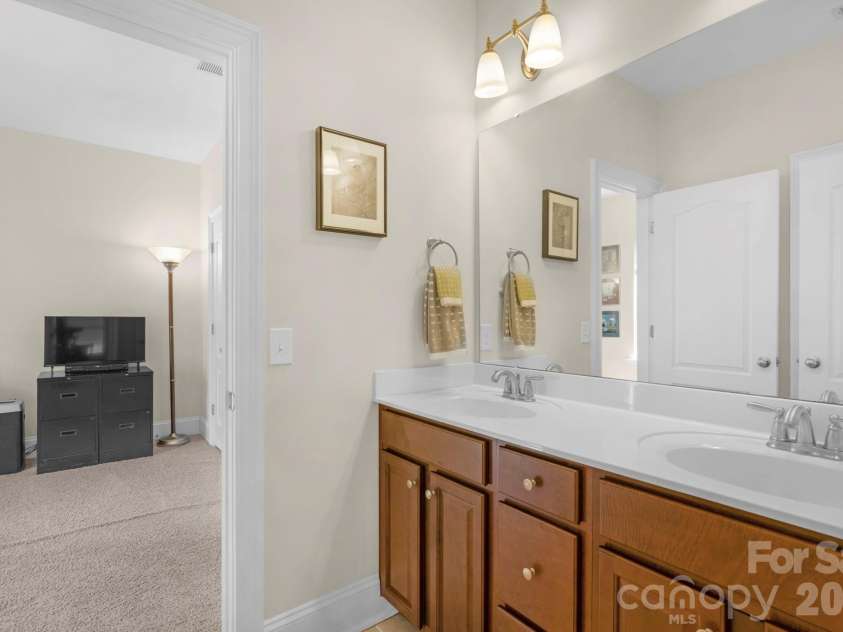 12820 Elkhorn Drive, Charlotte, NC 28278.  MLS# CAR4375174, YatesRealty ID 18029. 
