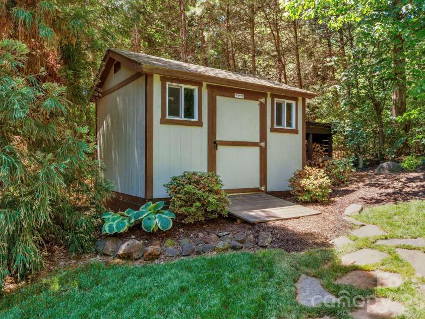 12820 Elkhorn Drive, Charlotte, NC 28278.  MLS# CAR4375174, YatesRealty ID 18029. 
