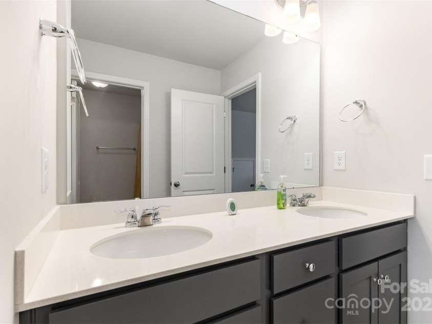 5043 Baileys Run Drive, Rock Hill, SC 29732.  MLS# CAR4261076, YatesRealty ID 18030. Bathroom 2