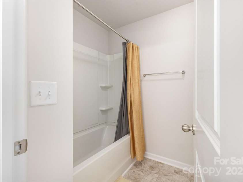 5043 Baileys Run Drive, Rock Hill, SC 29732.  MLS# CAR4261076, YatesRealty ID 18030. Bathroom 2