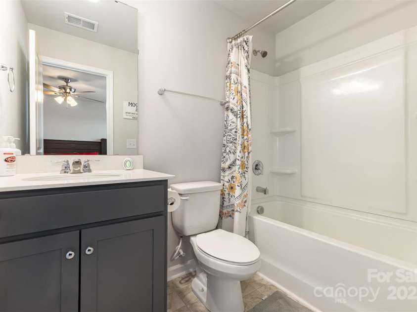 5043 Baileys Run Drive, Rock Hill, SC 29732.  MLS# CAR4261076, YatesRealty ID 18030. Bathroom 3