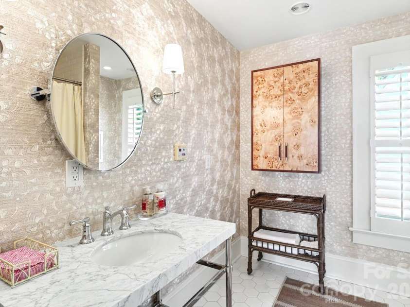 2317 Charlotte Drive, Charlotte, NC 28203.  MLS# CAR4368858, YatesRealty ID 18031. Full Bathroom 2