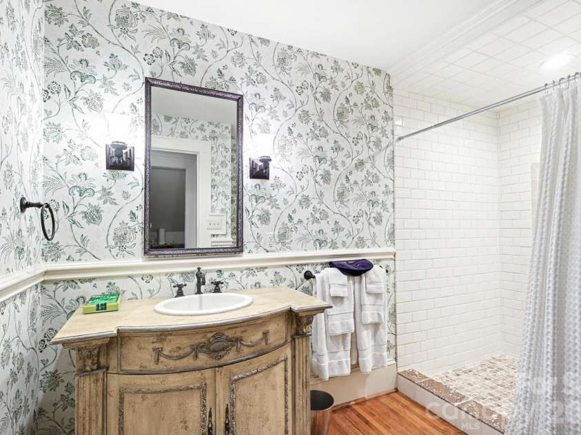 2317 Charlotte Drive, Charlotte, NC 28203.  MLS# CAR4368858, YatesRealty ID 18031. Full Bathroom 3