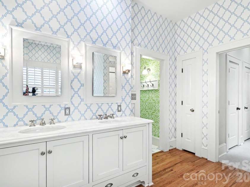 2317 Charlotte Drive, Charlotte, NC 28203.  MLS# CAR4368858, YatesRealty ID 18031. Primary Bathroom