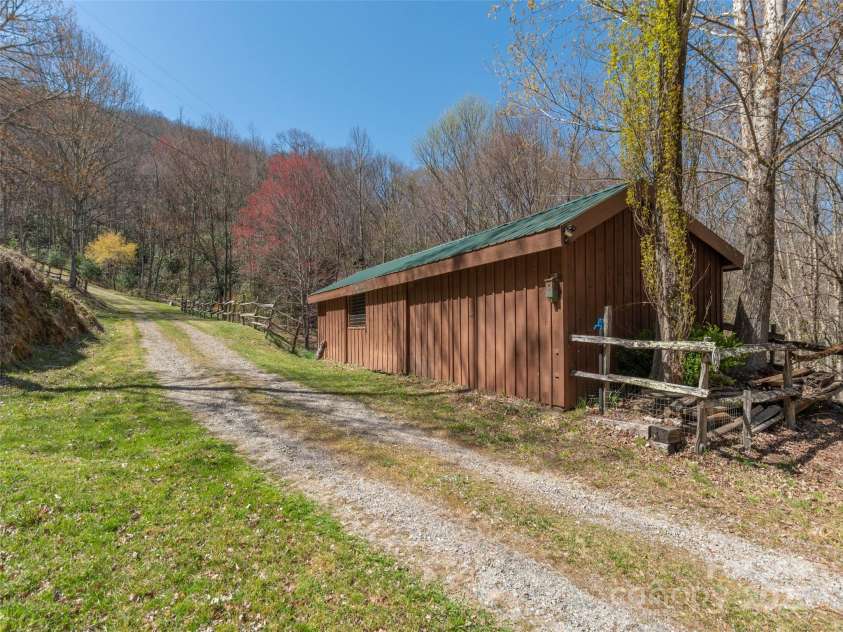 90 Junco Trail, Waynesville, NC 28785.  MLS# CAR4252158, YatesRealty ID 18032. 2-3 Stall Horse Barn with running water and electric connections