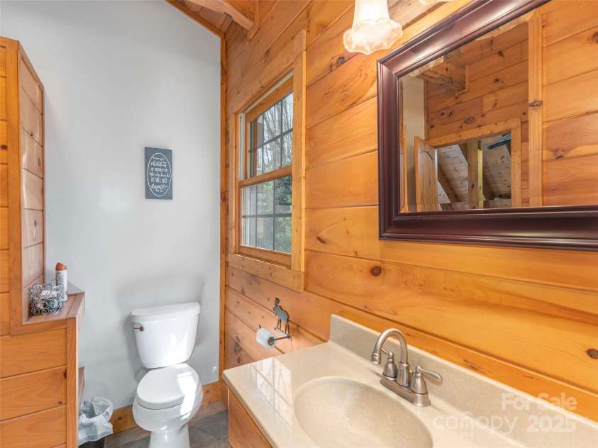 90 Junco Trail, Waynesville, NC 28785.  MLS# CAR4252158, YatesRealty ID 18032. 2nd Bath on Upper Level with linen closet