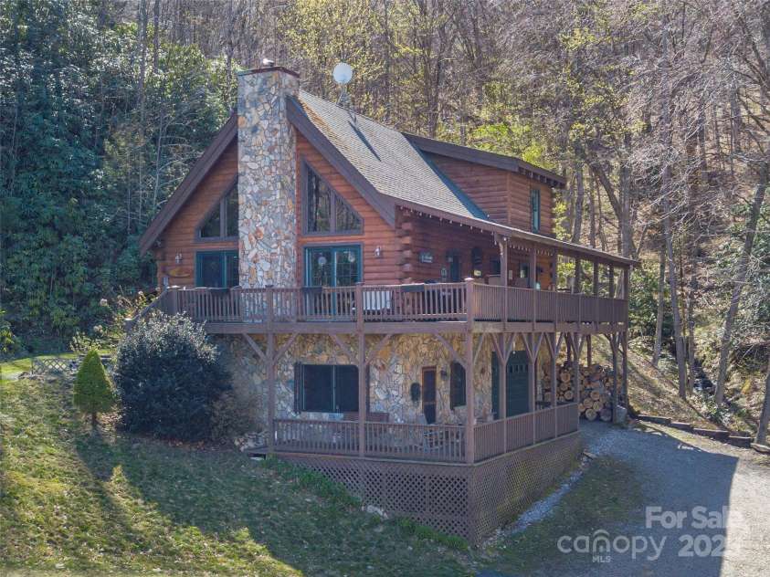 90 Junco Trail, Waynesville, NC 28785.  MLS# CAR4252158, YatesRealty ID 18032. Private 3.45 acre Post & Beam Cabin with Stone Accents