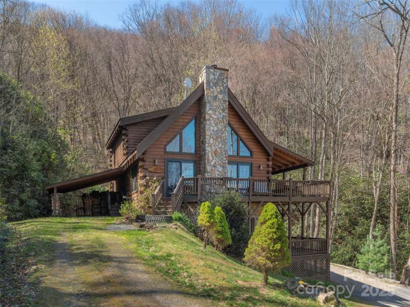 90 Junco Trail, Waynesville, NC 28785.  MLS# CAR4252158, YatesRealty ID 18032. Side View of home showcasing the 2 Story Floor to Ceiling Modern Windows taking advantage of the year round views inside