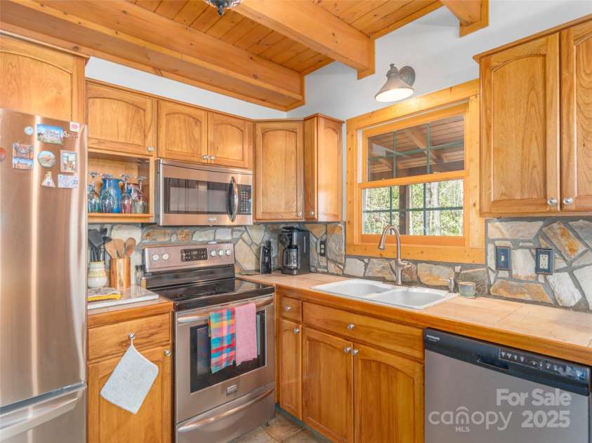 90 Junco Trail, Waynesville, NC 28785.  MLS# CAR4252158, YatesRealty ID 18032. Well thought out kitchen with upgraded stainless appliances