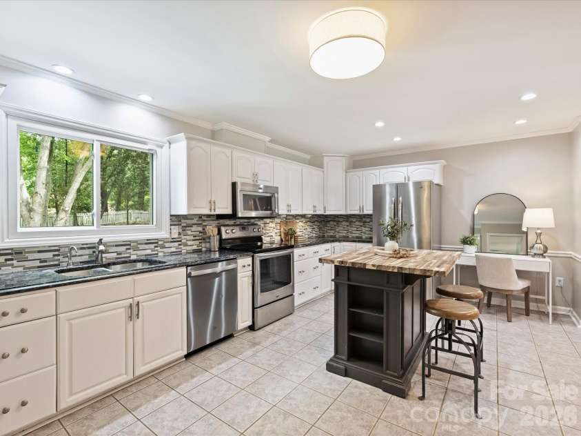 1909 Lawton Bluff Road, Charlotte, NC 28226.  MLS# CAR4372749, YatesRealty ID 18033. 