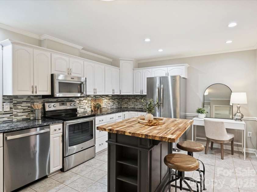 1909 Lawton Bluff Road, Charlotte, NC 28226.  MLS# CAR4372749, YatesRealty ID 18033. 