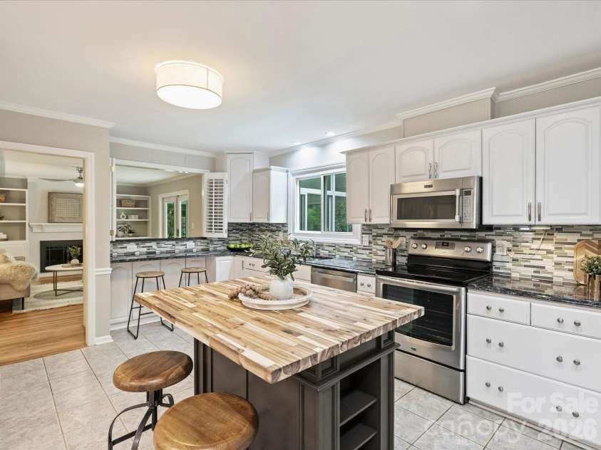 1909 Lawton Bluff Road, Charlotte, NC 28226.  MLS# CAR4372749, YatesRealty ID 18033. 