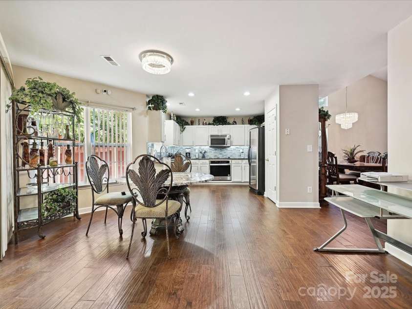 7923 Shiny Meadow Lane, Charlotte, NC 28215.  MLS# CAR4252293, YatesRealty ID 18034. A spacious breakfast nook features an angled bay