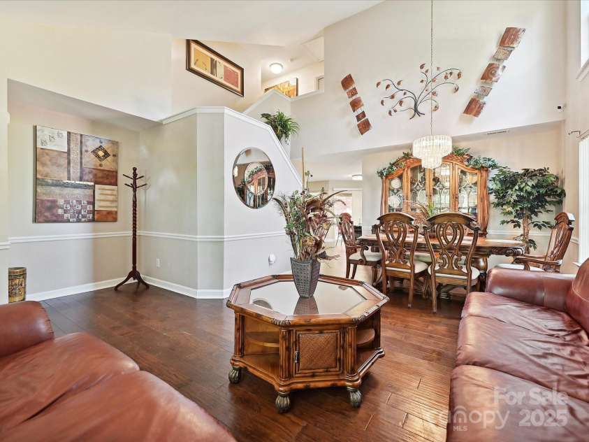 7923 Shiny Meadow Lane, Charlotte, NC 28215.  MLS# CAR4252293, YatesRealty ID 18034. Gracious, open and bright!