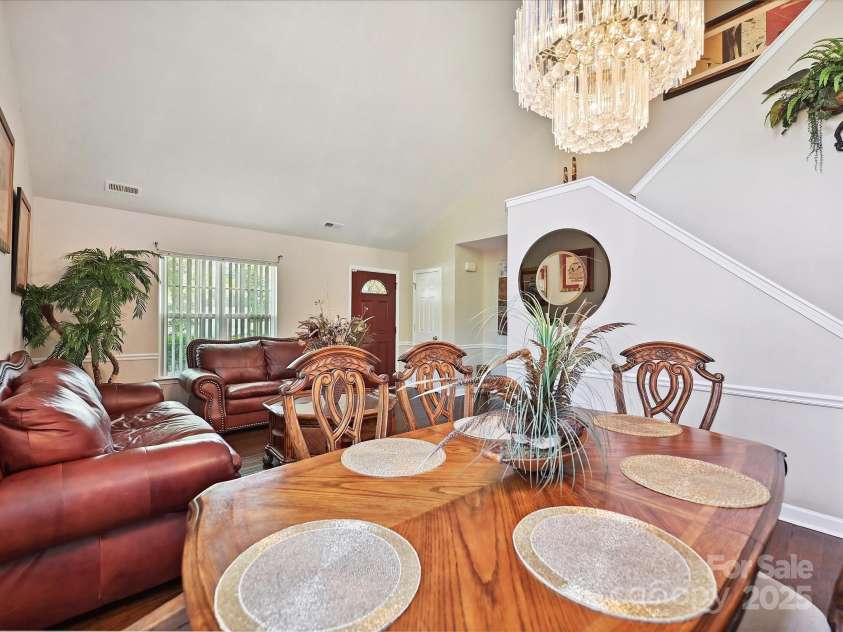 7923 Shiny Meadow Lane, Charlotte, NC 28215.  MLS# CAR4252293, YatesRealty ID 18034. Spacious Formal dining is perfect for entertaining!