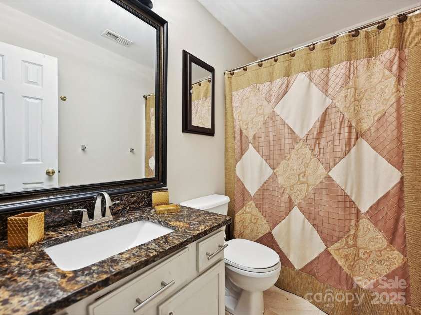 7923 Shiny Meadow Lane, Charlotte, NC 28215.  MLS# CAR4252293, YatesRealty ID 18034. The Main Bath features Granite Vanity Top and Ceramic tile Flooring.