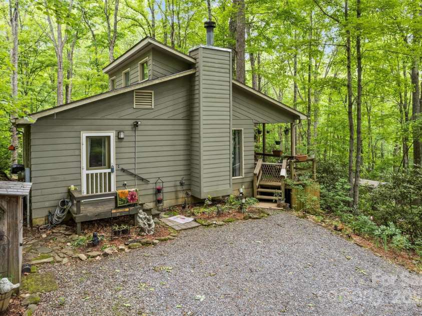 170 Blue Jay Loop, Maggie Valley, NC 28751.  MLS# CAR4244117, YatesRealty ID 18037. 
