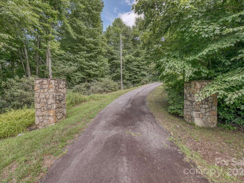 184 Dover Lane, Spruce Pine, NC 28777.  MLS# CAR4164816, YatesRealty ID 1804. 