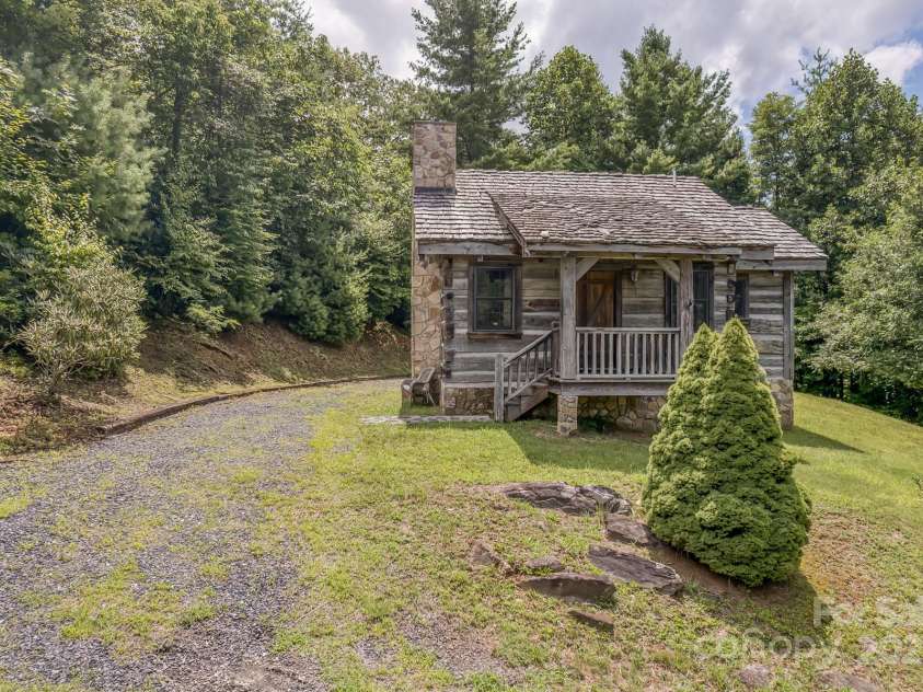 184 Dover Lane, Spruce Pine, NC 28777.  MLS# CAR4164816, YatesRealty ID 1804. Guest House