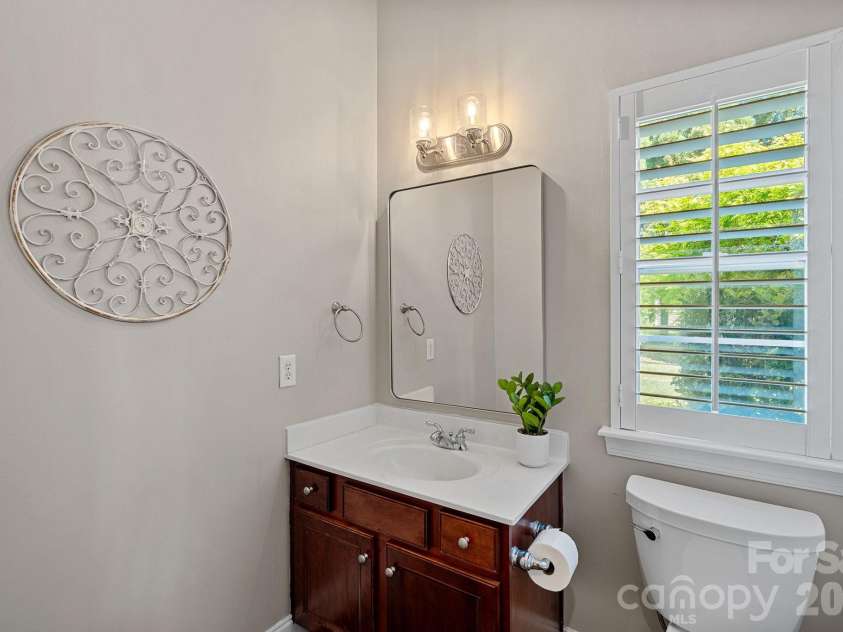 15748 Chipping Drive, Huntersville, NC 28078.  MLS# CAR4369340, YatesRealty ID 18040. Full main level bathroom