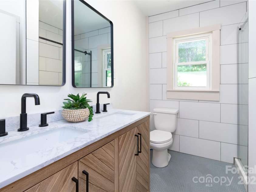 610 Banks Creek Road, Burnsville, NC 28714.  MLS# CAR4257560, YatesRealty ID 18041. Primary bathroom