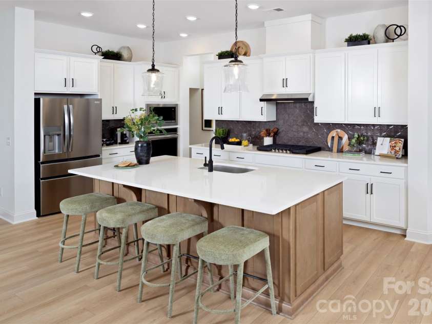 16012 Cloud Nine Court, Matthews, NC 28105.  MLS# CAR4349159, YatesRealty ID 18042. Kitchen