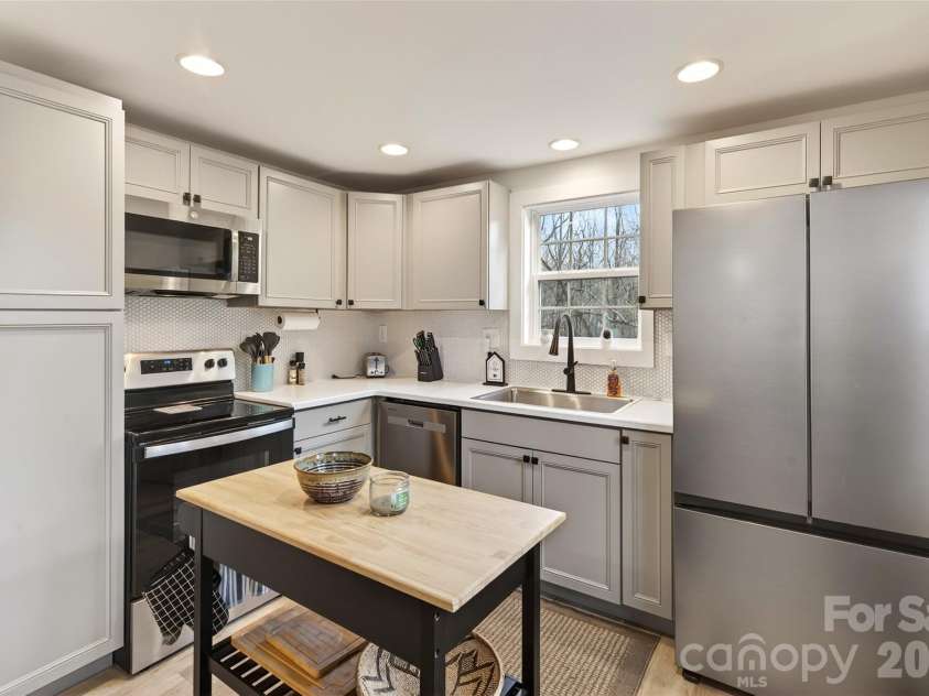 250 Seagle Street, Marion, NC 28752.  MLS# CAR4344177, YatesRealty ID 18043. 