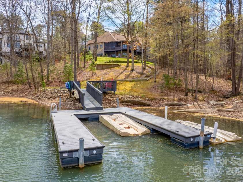 135 Frostcliff Lane, Mooresville, NC 28117.  MLS# CAR4240734, YatesRealty ID 18049. 