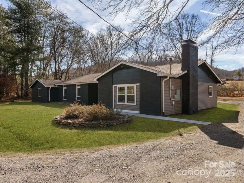 1109 Prestonwood Drive, Hendersonville, NC 28739.  MLS# CAR4330325, YatesRealty ID 1805. 