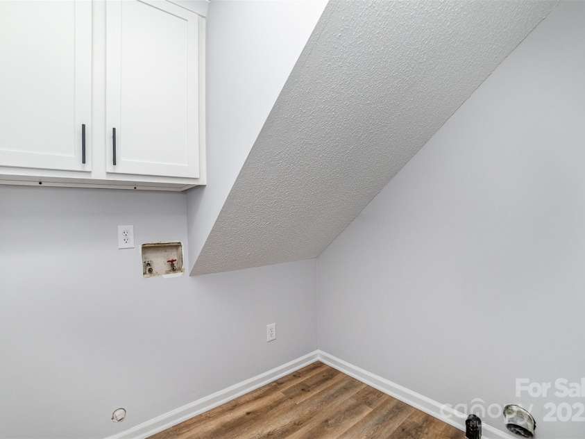 1640 English Knoll Drive, Matthews, NC 28105.  MLS# CAR4249167, YatesRealty ID 18051. Downstairs Laundry Room