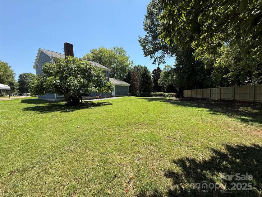 1640 English Knoll Drive, Matthews, NC 28105.  MLS# CAR4249167, YatesRealty ID 18051. Exterior side view of backyard