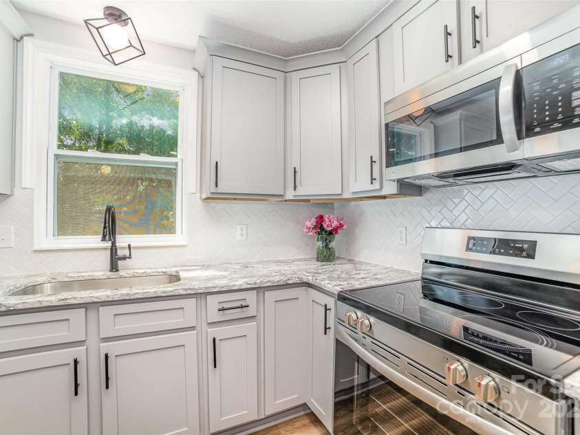 1640 English Knoll Drive, Matthews, NC 28105.  MLS# CAR4249167, YatesRealty ID 18051. Kitchen - Soft Close Drawers/Cabinets
