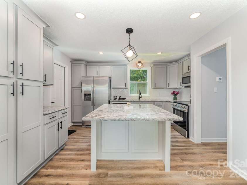 1640 English Knoll Drive, Matthews, NC 28105.  MLS# CAR4249167, YatesRealty ID 18051. Kitchen view from dining room