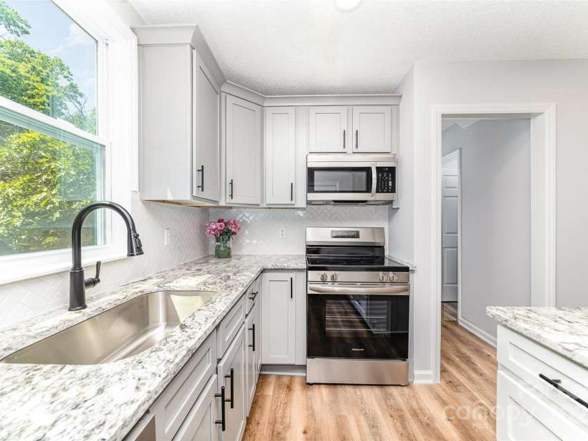 1640 English Knoll Drive, Matthews, NC 28105.  MLS# CAR4249167, YatesRealty ID 18051. Kitchen view from garage entry
