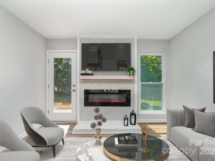 1640 English Knoll Drive, Matthews, NC 28105.  MLS# CAR4249167, YatesRealty ID 18051. Living/Family Room