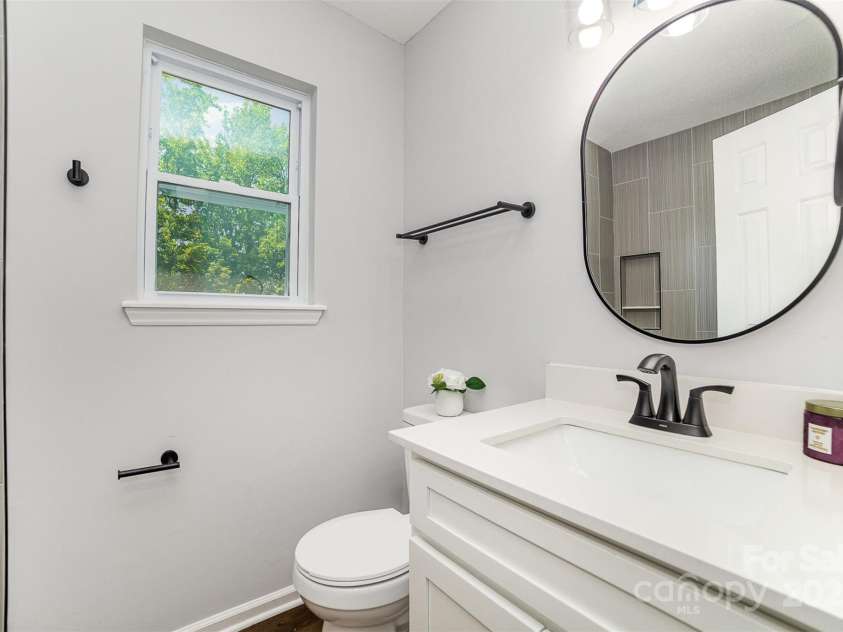 1640 English Knoll Drive, Matthews, NC 28105.  MLS# CAR4249167, YatesRealty ID 18051. Upstairs Full Bath