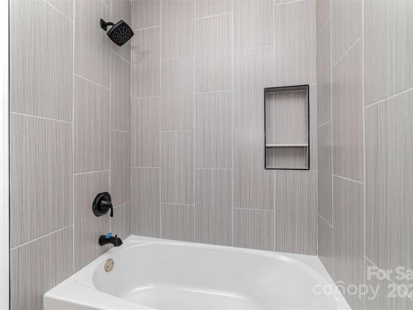 1640 English Knoll Drive, Matthews, NC 28105.  MLS# CAR4249167, YatesRealty ID 18051. Upstairs Full Bathroom