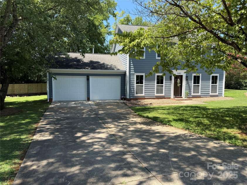 1640 English Knoll Drive, Matthews, NC 28105.  MLS# CAR4249167, YatesRealty ID 18051. View from cul-de-sac