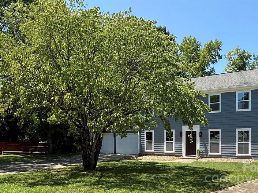 1640 English Knoll Drive, Matthews, NC 28105.  MLS# CAR4249167, YatesRealty ID 18051. View of front of home from cul-de-sac