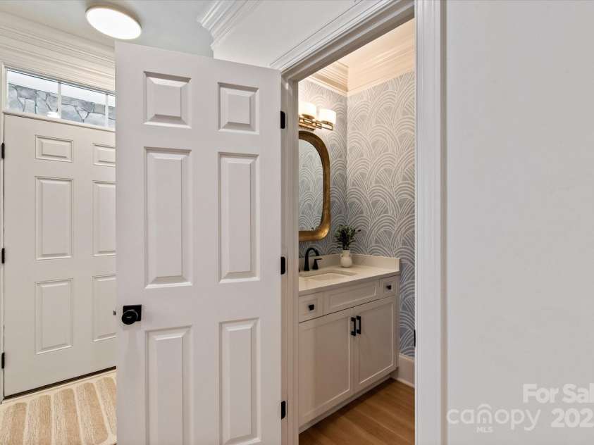 5917 Bridger Court, Charlotte, NC 28211.  MLS# CAR4262834, YatesRealty ID 18053. 