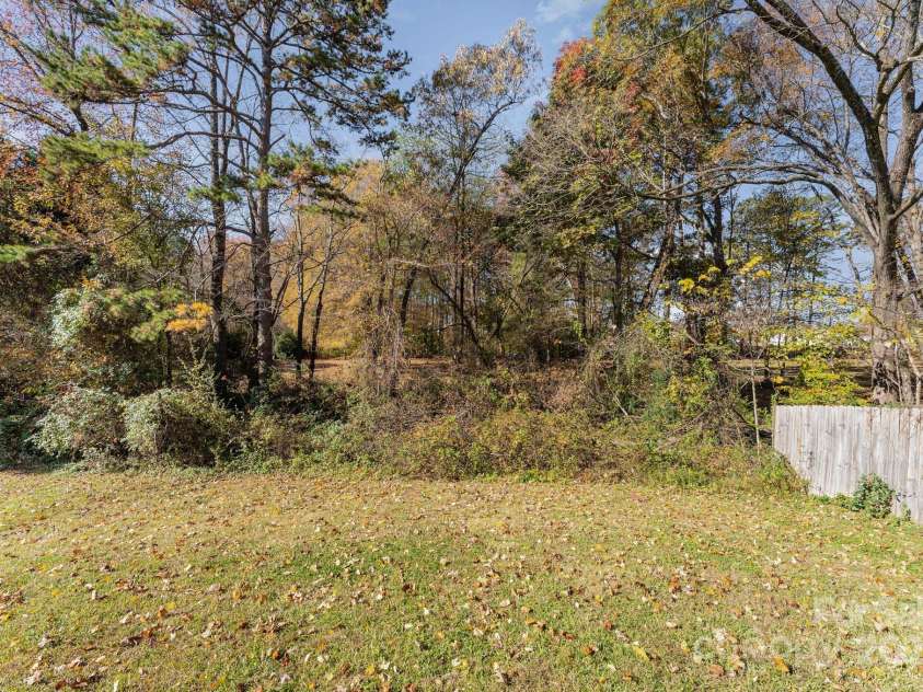 7601 Eben Drive, Charlotte, NC 28269.  MLS# CAR4315907, YatesRealty ID 18053. 