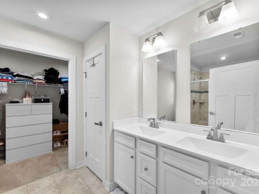 2217 Goldwood Drive, Charlotte, NC 28215.  MLS# CAR4263973, YatesRealty ID 18054. 