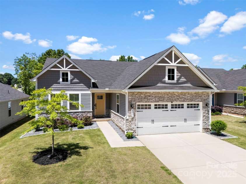 2217 Goldwood Drive, Charlotte, NC 28215.  MLS# CAR4263973, YatesRealty ID 18054. 