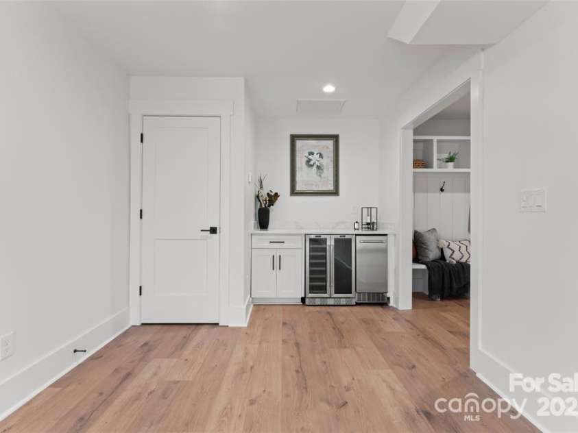 621 Poindexter Drive, Charlotte, NC 28209.  MLS# CAR4261024, YatesRealty ID 18055. 