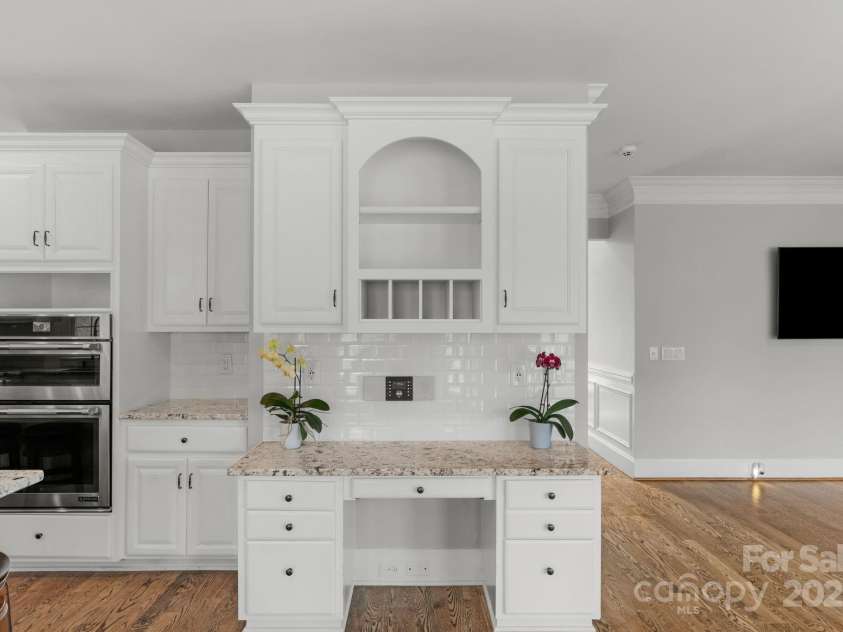 9008 Skipaway Drive, Waxhaw, NC 28173.  MLS# CAR4244086, YatesRealty ID 18063. Built In Desk/Work Station