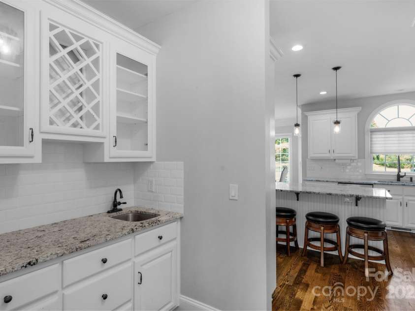 9008 Skipaway Drive, Waxhaw, NC 28173.  MLS# CAR4244086, YatesRealty ID 18063. Butlers Pantry