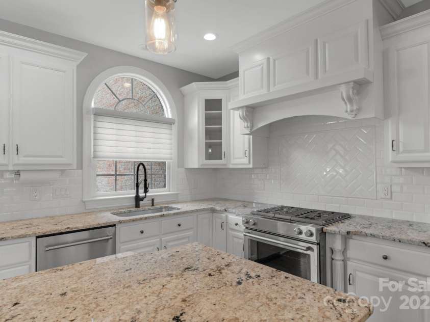 9008 Skipaway Drive, Waxhaw, NC 28173.  MLS# CAR4244086, YatesRealty ID 18063. Gourmet Kitchen