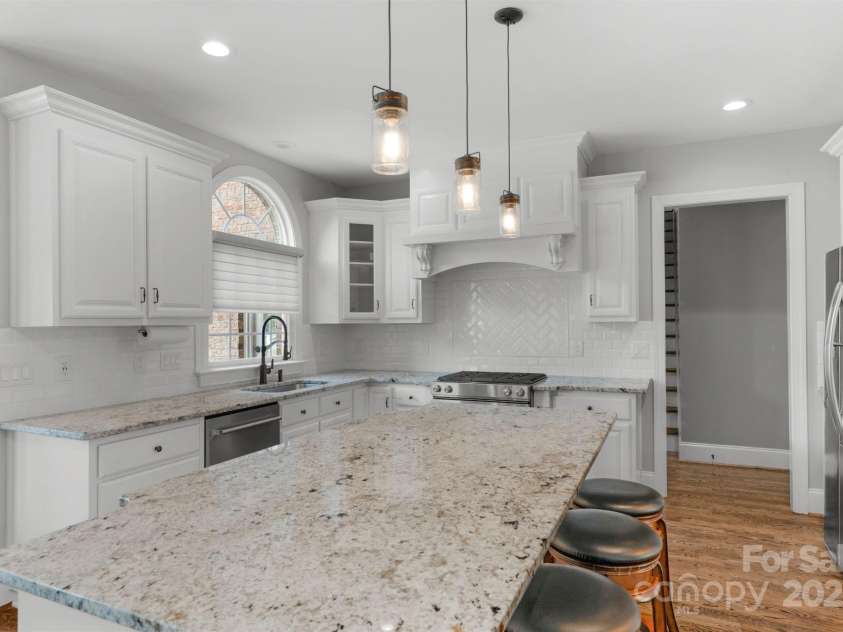 9008 Skipaway Drive, Waxhaw, NC 28173.  MLS# CAR4244086, YatesRealty ID 18063. Kitchen Island