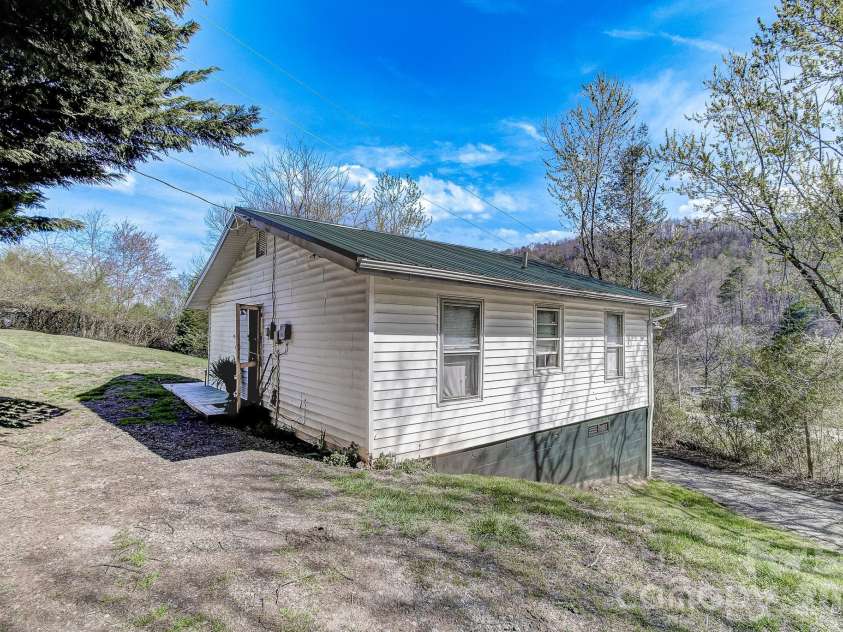 6 Lands End Drive, Candler, NC 28715.  MLS# CAR4371884, YatesRealty ID 18067. 